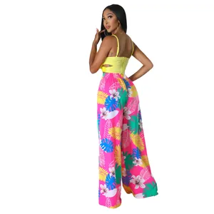 Rückansicht einer weiten Hose mit tropischem Blumenmuster und gelbem Camisole-Top.