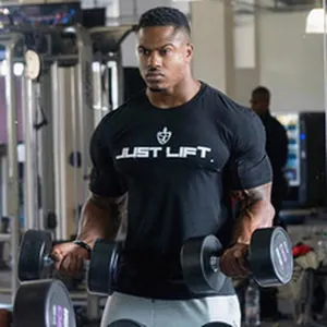 Nahaufnahme eines muskulösen Models im schwarzen 'JUST LIFT' Fitness-T-Shirt im Gym