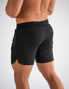 Detailansicht schwarzer Herren-Sportshorts mit Reißverschlusstasche und Seitenschlitz