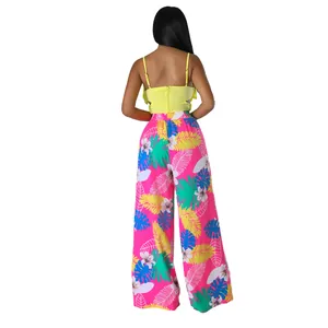 Rückansicht von Sommer-Set mit tropischem Druck, gelbem Oberteil und pinker Weithose