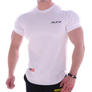 Detailansicht eines weißen, engen Muskel-Fitness-T-Shirts mit Brust-Logo-Aufdruck