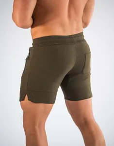 Rückansicht olivgrüner Sportshorts für Herren mit Reißverschlusstasche und Stoffstruktur