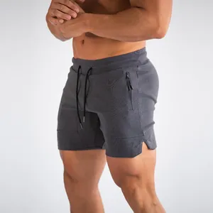 Seitenansicht grauer Herren-Sportshorts mit Reißverschlusstasche und Kordelzug für Fitness