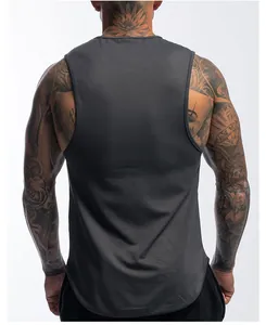 Achteraanzicht van een donkergrijze sneldrogende fitness-tanktop voor heren op een gespierd model