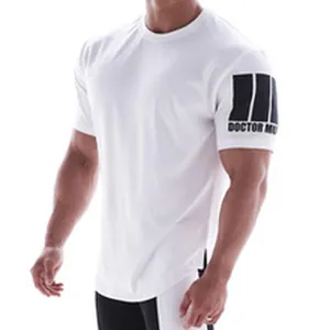 Detailansicht eines weißen Muscle-Fit-Gym-T-Shirts mit schwarzem Logodruck am Ärmel