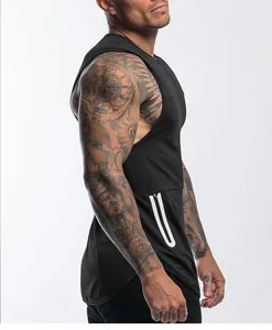 Zijaanzicht van een zwart sneldrogend fitness tanktop voor heren met zijrits.