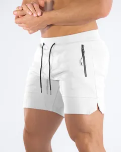 Detaillierte Seitenansicht weißer, atmungsaktiver Herren-Sportshorts mit Reißverschlusstasche