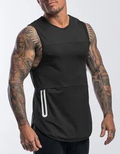 Zwart fitness tanktop voor heren, sneldrogend, met wit ritsdetail en ronde zoom.