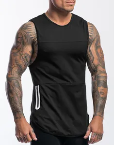 Detailopname van zwart sneldrogend fitness singlet voor heren met witte zijrits