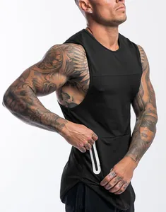 Detail van een zwart heren fitness tanktop met een wit ritsdetail aan de zijde.