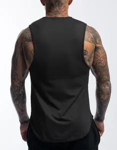 Gedetailleerd achteraanzicht van een zwart fitness-tanktop voor heren, sportpasvorm