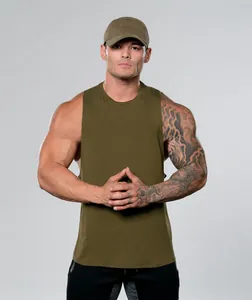 Vista frontal de camiseta sin mangas verde oliva para hombre en modelo fitness