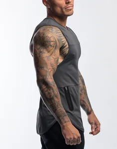Zijaanzicht van sneldrogend fitness tanktop voor heren met functionele ritszak