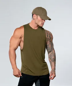 Camiseta de tirantes muscular verde oliva entallada para hombre fitness vista detalle