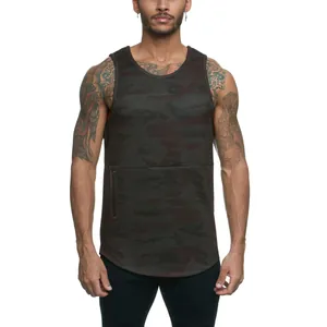 Vooraanzicht van sneldrogend camouflage fitness hemd voor heren met zijzak met rits