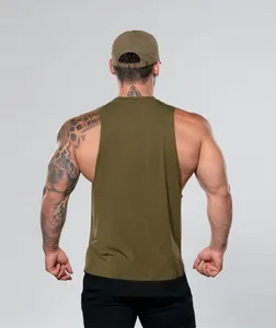 Hombre musculoso con una camiseta de tirantes ajustada verde oliva para gimnasio, vista trasera