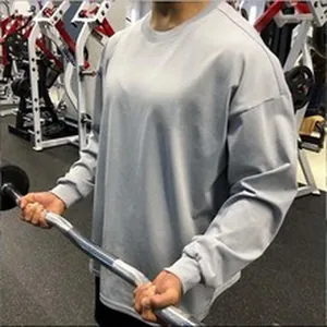 Nahaufnahme eines grauen Langarm-Trainingsshirts für Herren in Übergröße im Fitnessstudio