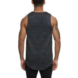Achteraanzicht van een heren fitness tanktop met camouflagepatroon en gebogen zoomlijn