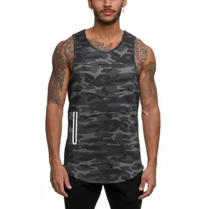 Close-up van een sneldrogende camouflage fitness tanktop voor heren met zijrits detail