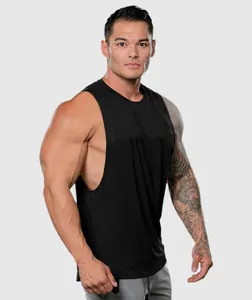 Vista detallada de una camiseta de fitness negra sin mangas para hombre para gimnasio y correr