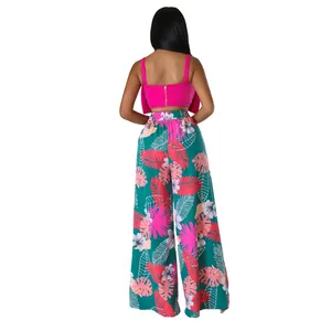 Rückansicht von trendigem rosa Crop-Top und weit geschnittenen Hosen mit Blumenmuster