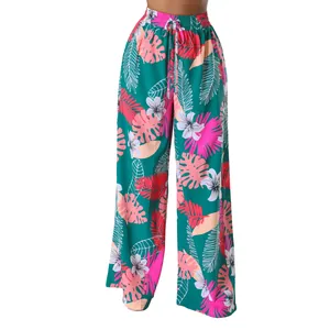 Detailansicht der weiten Hose mit lebhaftem tropischem Blumenmuster und Kordelzugbund.