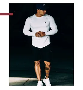 Modello professionale che mostra una maglia fitness bianca a maniche lunghe da uomo.