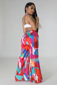 Nahaufnahme der farbenfrohen Damen-Weitbeinhose mit abstraktem Muster und praktischen Taschen