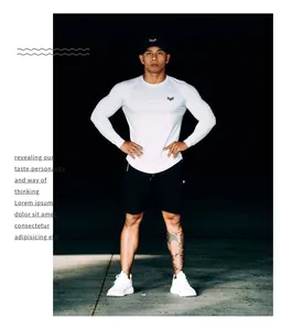 Modello atletico con maglia a compressione bianca a maniche lunghe per fitness e corsa.