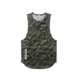 Detail van heren camouflage fitness tanktop met reflecterende ritszak en gebogen zoom