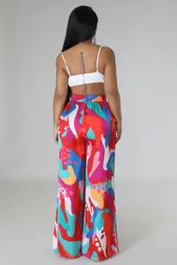Rückansicht einer bunt bedruckten Hose mit weitem Bein, hoher Taille und elastischem Bund