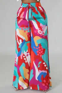 Auffällige weit geschnittene Hose mit abstraktem Muster, hoher Taille und praktischen Taschen.