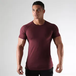Eng anliegendes Herren-Sportshirt in Burgund, zeigt athletisches Kompressionsdesign.