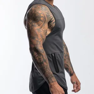 Donkergrijs sneldrogend bodybuilding sporttopje voor heren, zijaanzicht in een studiostopje