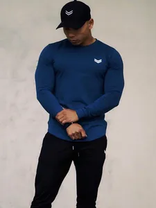 Vista dettagliata professionale di una maglia a compressione a maniche lunghe blu navy da uomo