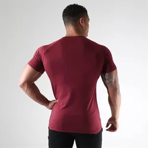 Rückansicht eines bordeauxroten, schnelltrocknenden Kompressions-Fitness-T-Shirts für Herren