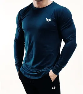 Dettaglio di una maglia da fitness attillata a maniche lunghe da uomo color ottanio