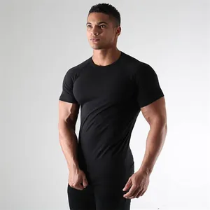 Nahaufnahme eines muskulösen Mannes in einem schwarzen, schnelltrocknenden Gym-Kompression-T-Shirt