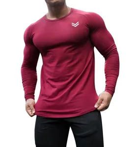 Primo piano di una maglia sportiva bordeaux a maniche lunghe aderente su un modello maschile