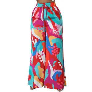 Detailansicht der bunt bedruckten Hose mit weitem Bein, elastischem Bund und Kordelzug