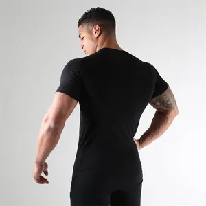 Professionelle Rückansicht eines schwarzen Sport-T-Shirts für das Fitnesstraining von Männern