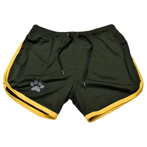 Vista detallada de pantalones cortos deportivos de malla verde oscuro con borde.