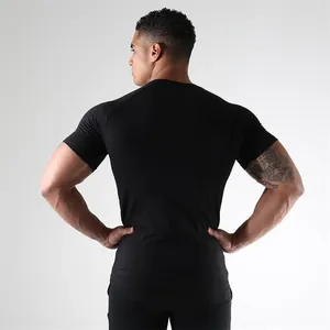 Rückansicht Detail des schwarzen, eng anliegenden Herren-Fitness-Shirts mit Muskelpassform