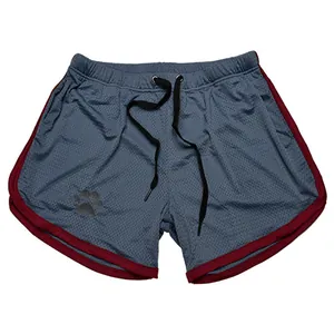 Primer plano detallado de pantalones cortos deportivos de malla azul con ribete granata