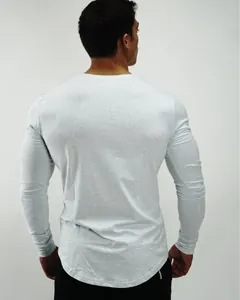 Vista posteriore di una maglia sportiva grigio chiaro aderente a maniche lunghe