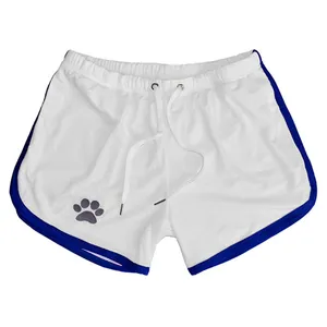 Vista detallada de pantalones cortos de malla blanca con logo de pata para hombre