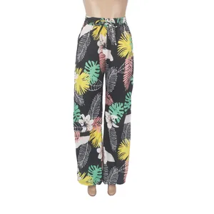 Detailansicht der weit geschnittenen Hose mit tropischem Blattmuster und Taschen.