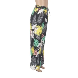 Detailansicht der weiten Hose mit tropischem Blattmuster und Taschen in Schwarz