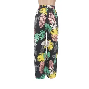 Detailansicht der weiten Damenhose mit lebhaftem tropischem Blattmuster-Design
