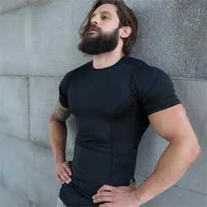 Λεπτομέρεια μαύρου αθλητικού t-shirt muscle fit σε μοντέλο μπροστά από τοίχο